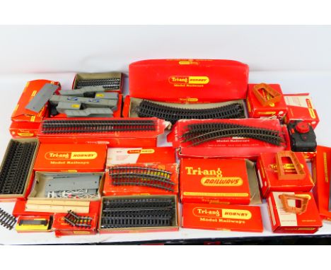 Hornby - Tri-ang - A large selection of Tri-ang OO scale items to include varying types of track; curves, straights and point