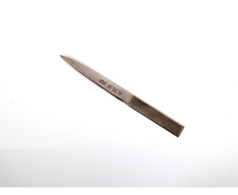An Elizabeth II silver letter opener William Manton, Birmingham, 1985, of simplistic design with engine turned handle, 6in. (