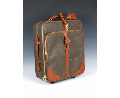 A Mulberry Scotch grain rolling cabin case designed with the maker's brown pebbled scotch grain exterior with smooth brown le
