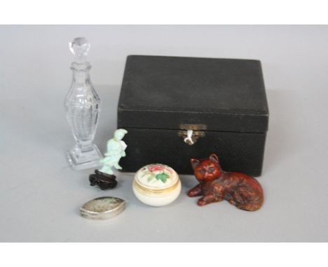 A GROUP LOT, to include an Edwardian lozenge shaped silver pill box, Chester 1909, a damaged green stained ivory figure, cond