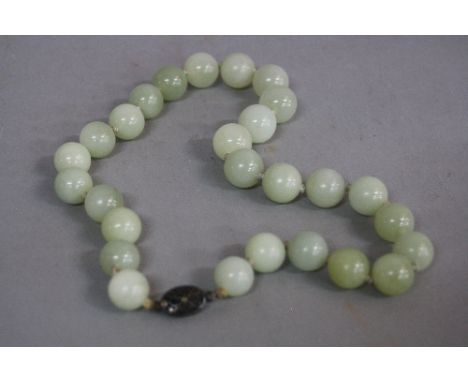 A PALE GREEN JADE BEAD NECKLACE, round cabochon cut beads measuring approximately 15mm in diameter, necklace measuring approx