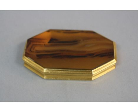 AN EARLY 19TH CENTURY GOLD AGATE MOUNTED SNUFF BOX, of octagonal form, tested as 18ct, unmarked, bears inscription to interio