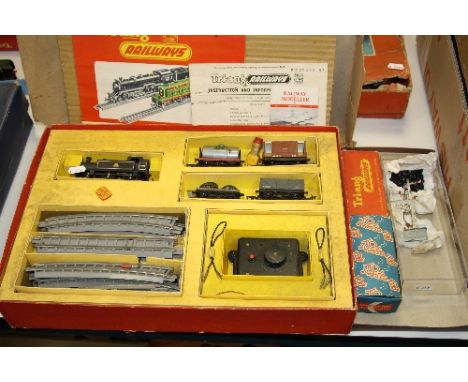 A BOXED TRI-ANG RAILWAYS OO GAUGE TRAIN SET, No.REX, comprising 'Jinty' tank locomotive, No.47606, B.R. black livery (R.52) r