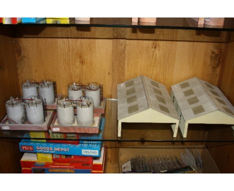A QUANTITY OF UNBOXED BACHMANN SCENECRAFT OO/HO GAUGE LINESIDE ACCESSORIES, two carriage sheds (44-083), one is missing a win