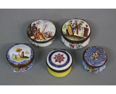 FIVE LATE 18TH CENTURY CIRCULAR SOUTH STAFFORDSHIRE ENAMEL BOXES, three with figural landscapes to the covers, one with pull 
