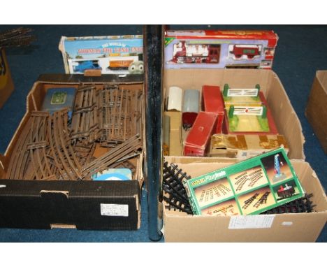 A QUANTITY OF BOXED AND UNBOXED O GAUGE MODEL RAILWAY ACCESSORIES, to include boxed and unboxed No.1 level crossing, boxed an
