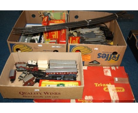 A QUANTITY OF BOXED AND UNBOXED MAINLY TRI-ANG RAILWAYS OO GAUGE MODEL RAILWAY ITEMS, to include unboxed locomotives, 'Prince