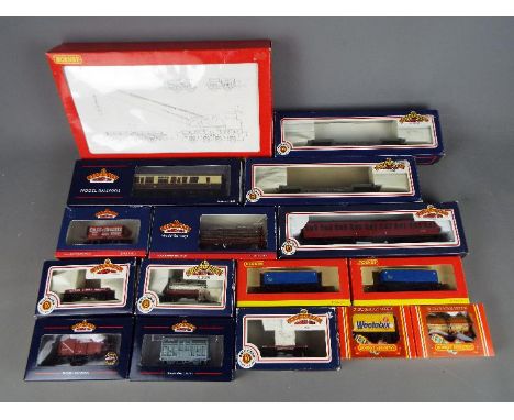 Model Railways - 15 items of Bachmann and Hornby OO gauge rolling stock to include 75 ton operating breakdown crane # R6104, 