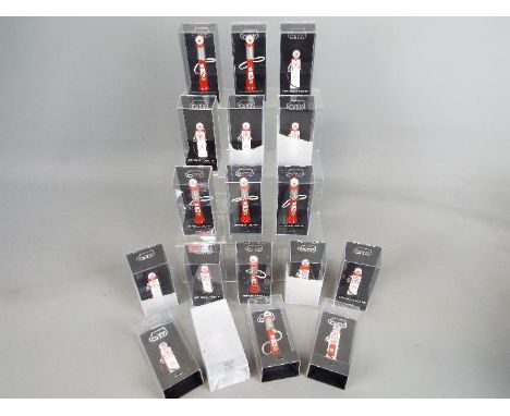 Vitesse - 18 Vitesse City scale model Petrol Pumps, all appear in Mint condition in Mint transparent cases. Pumps approx 5 cm