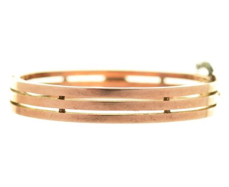 A gold bangle, early 20th c, 55mm (internal), 15.6g  Good condition with only a few light wear scratches, not warped or bent,