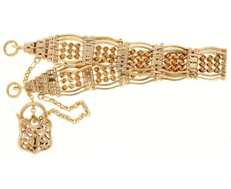 A 9ct gold gate bracelet and pierced padlock,&nbsp;17.5 cm, 35.3g  Slight faults