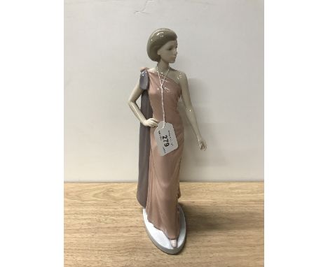 NAO FIGURINE ELEGANT FIGURINE