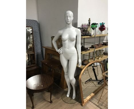 FEMALE MANNEQUIN