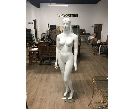 FEMALE MANNEQUIN