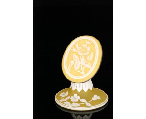 A late 19th Century Thomas Webb & Sons cameo glass menu holder with a splayed circular base rising to a metal oval mount with