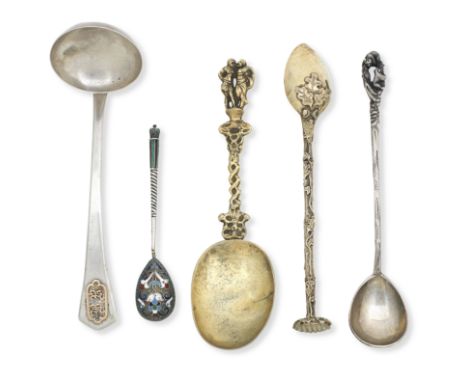 FIVE EUROPEAN SPOONS19th century Comprising a long spoon, the terminal modelled as two bears climbing on a branch, probably R