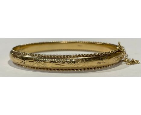 A 9ct gold hinged bangle, marked 375, 10.7g 