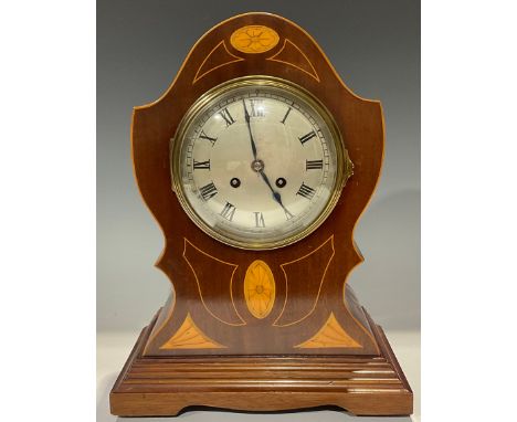 An Edwardian mahogany cartouche shaped mantel clock, silvered circular dial, Roman numerals, twin winding holes, the case inl