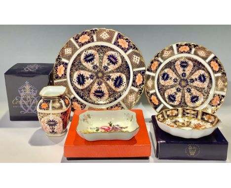 A Royal Crown Derby 1128 pattern Imari palette miniature vase, 8cm, year cypher for 1933, associated box; an 1128 pattern sha