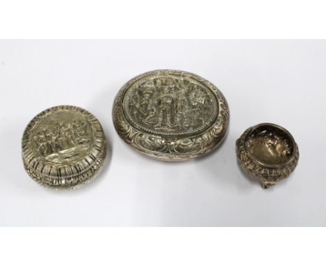 An Edwardian Continental silver snuff box, Edwin Thompson Bryant and import marks for London 1908, with repoussé decoration d