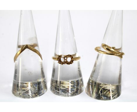 9ct gold wishbone ring, 18ct gold scrap metal ring and a dolphin ring with rubbed marks (3) 