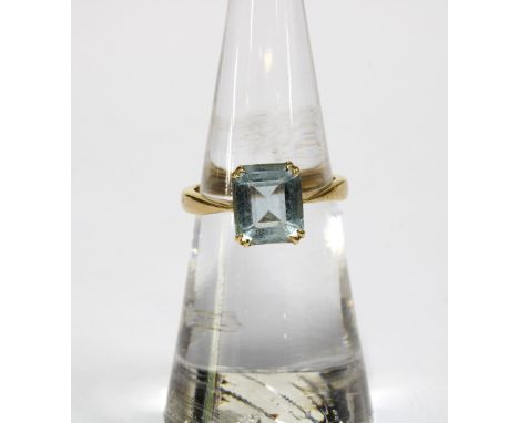 An Edwardian 18ct gold and aquamarine ring, hallmarks for Birmingham 1906 
