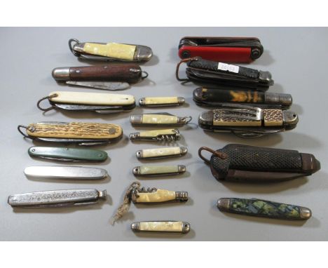 Plastic box containing assorted vintage pen knives, and similar knives.(B.P. 21% + VAT) 
