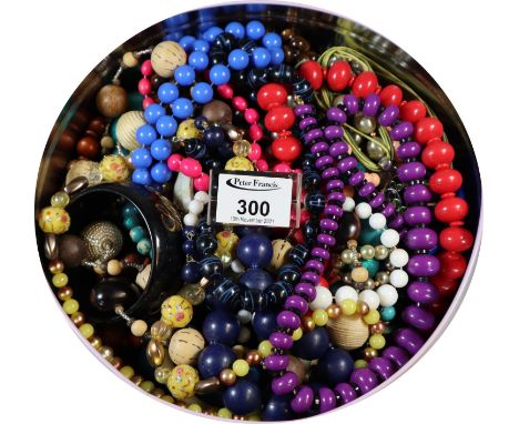 Circular tin of assorted vintage and other costume jewellery. (B.P. 21% + VAT) 