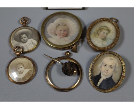 Box of gold and gilt metal framed portrait pendants. (B.P. 21% + VAT) 