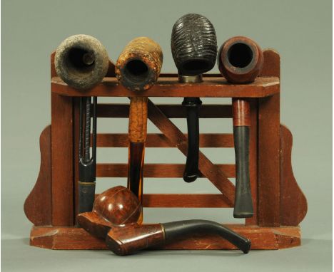 Tobacciana, a pipe stand in the form of a five bar field gate, together with five assorted pipes, to include a Missouri cornc