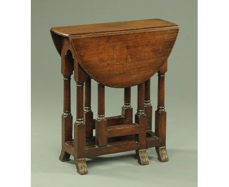 An 18th century style oak Ipswich type gate legged table, small form, raised on turned legs with slightly splayed feet.  Widt
