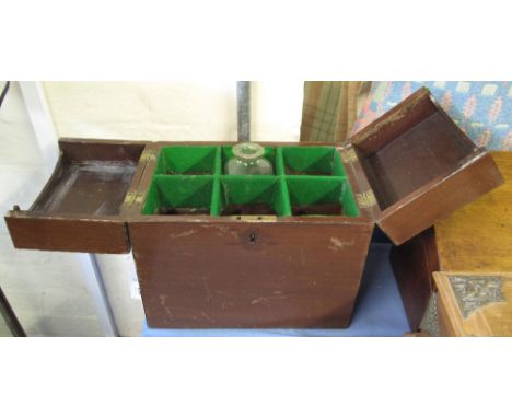 Late 19th/early 20th Century mahogany twin handled decanter box with split folding top revealing one decanter, lacking stoppe
