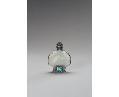 A SILVER AND JADE SNUFF BOTTLE, 1900sChina, late Qing dynasty (1644-1912) - Republic period (1912-1949). The bottle composed 