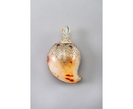 A MUGHAL-STYLE AGATE PERFUME BOTTLEIndia, 19th century. The mango shaped bottle carved with a ring of leaves at the shoulder 