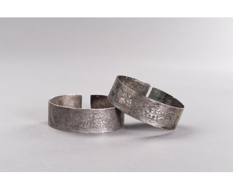 A PAIR OF SILVER BANGLESChina, late 19th century - 1920s. A beautiful pair of Chinese silver bangles delicately engraved with