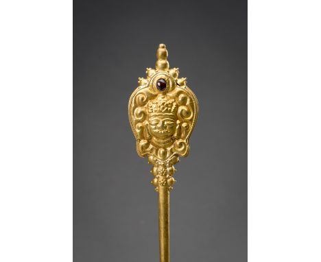 A CHAM GOLD GEMSTONE SET HAIRPIN WITH THE HEAD OF SHIVACentral Cham kingdom, 10th-12th century. The gold repousse hairpin wit