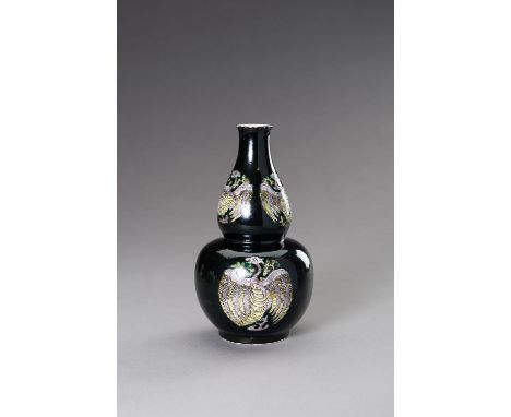 A FAMILLE NOIR DOUBLE GOURD VASE, LATE QING DYNASTYChina, Qing dynasty (1644-1912), 19th century. The porcelain vase covered 