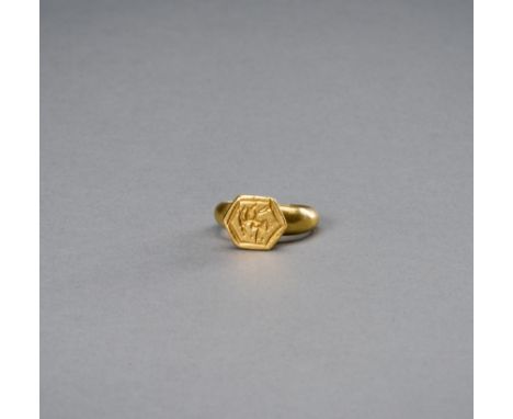 A BURMESE INTAGLIO SEAL GOLD RINGBurma/ Myanmar region, 15th - 17th century. The ring with an incised hexagonal bezel.Conditi