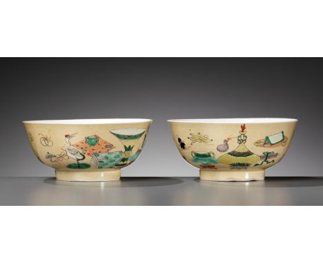 A PAIR OF CAFE-AU-LAIT-GROUND FAMILLE VERTE 'ANTIQUE TREASURES' BOWLS, KANGXI PERIODChina, 1662-1722. Each bowl is well potte