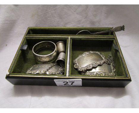 Small collection of silver to include thimbles & decanter labels