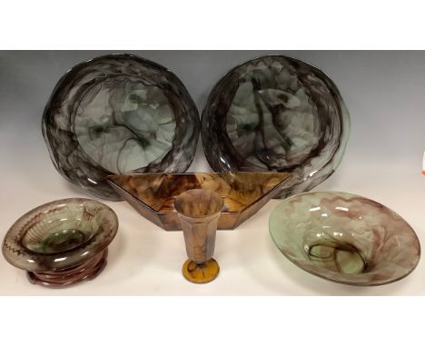 A Pair of Late 19th early 20th century 'Marbled' Pressed-Glass tripod bowls, each of the wide, wavy edge bowls in swirling cl