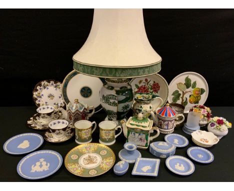 Wedgewood cabinet plates, trinket dishes, and boxes; a Royal Worcester 'H. M. Queen Elizabeth II, 90th Birthday' commemorativ