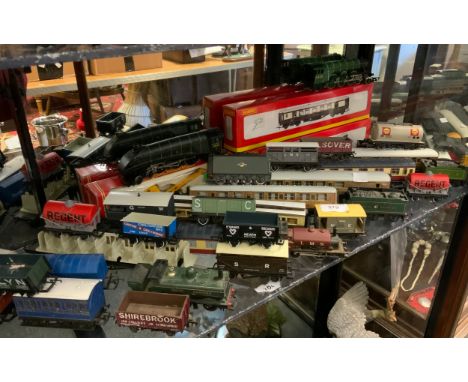 Hornby OO Gauge - The Mallard 4-6-2 locomotive and eight wheel tender, BR green livery, Rn 60022; others Flying Scotsman, LMS