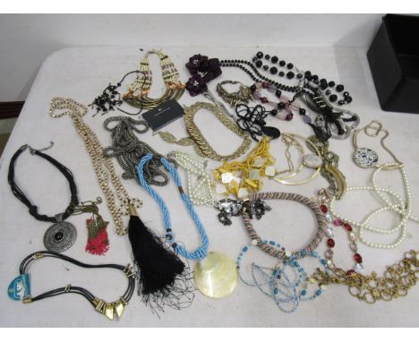Vintage and modern necklaces approx 25