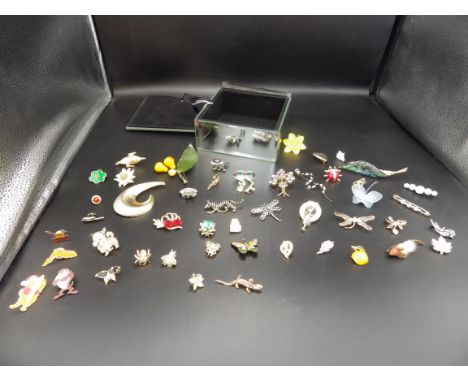 A box with 40+ vintage brooches
