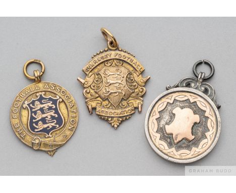 9ct gold and enamel Football Association Linesman medal the obverse inscribed THE FOOTBALL ASSOCIATION, the reverse inscribed