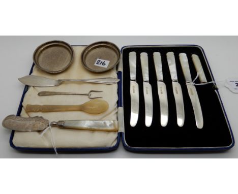 A lot comprising a cased part set (5) silver and mother of pearl handled butter knives, Sheffield 1938 with a pair of dishes,