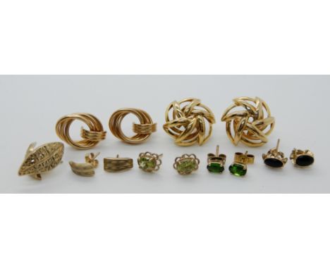 Seven pairs of 9ct gold and yellow metal earrings to include Russian diopside studs, peridot and onyx, combined weight 10.6gm