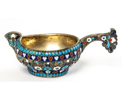 KLEINER KOVSH MIT CLOISONNÉ-EMAILLE Russland, 84er Silbermarke, Stadtstempel von Moskau 1908-1917, Meistermarke "GK" in kyril