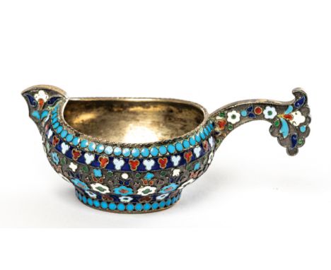 KLEINER KOVSH MIT CLOISONNÉ-EMAILLE Russland, 84er Silbermarke, Stadtstempel von Moskau 1908-1917, Meistermarke "GK" in kyril
